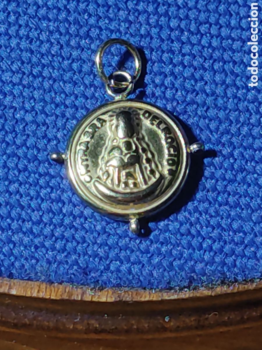 Antig&uuml;edades: Rara medalla dorada de la virgen del Roc&iacute;o.