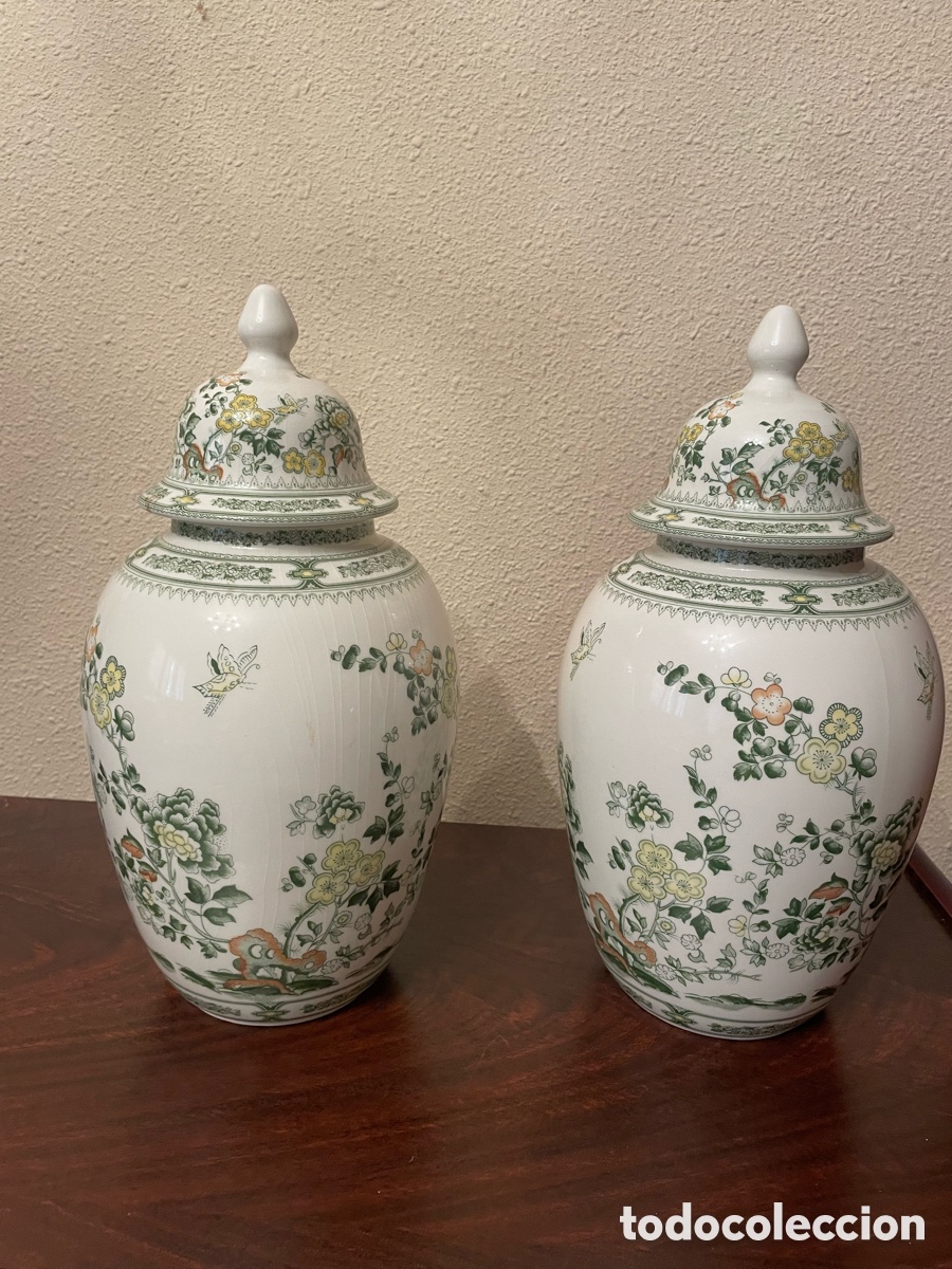 Antig&uuml;edades: Lote jarrones y macetero porcelana china floral.