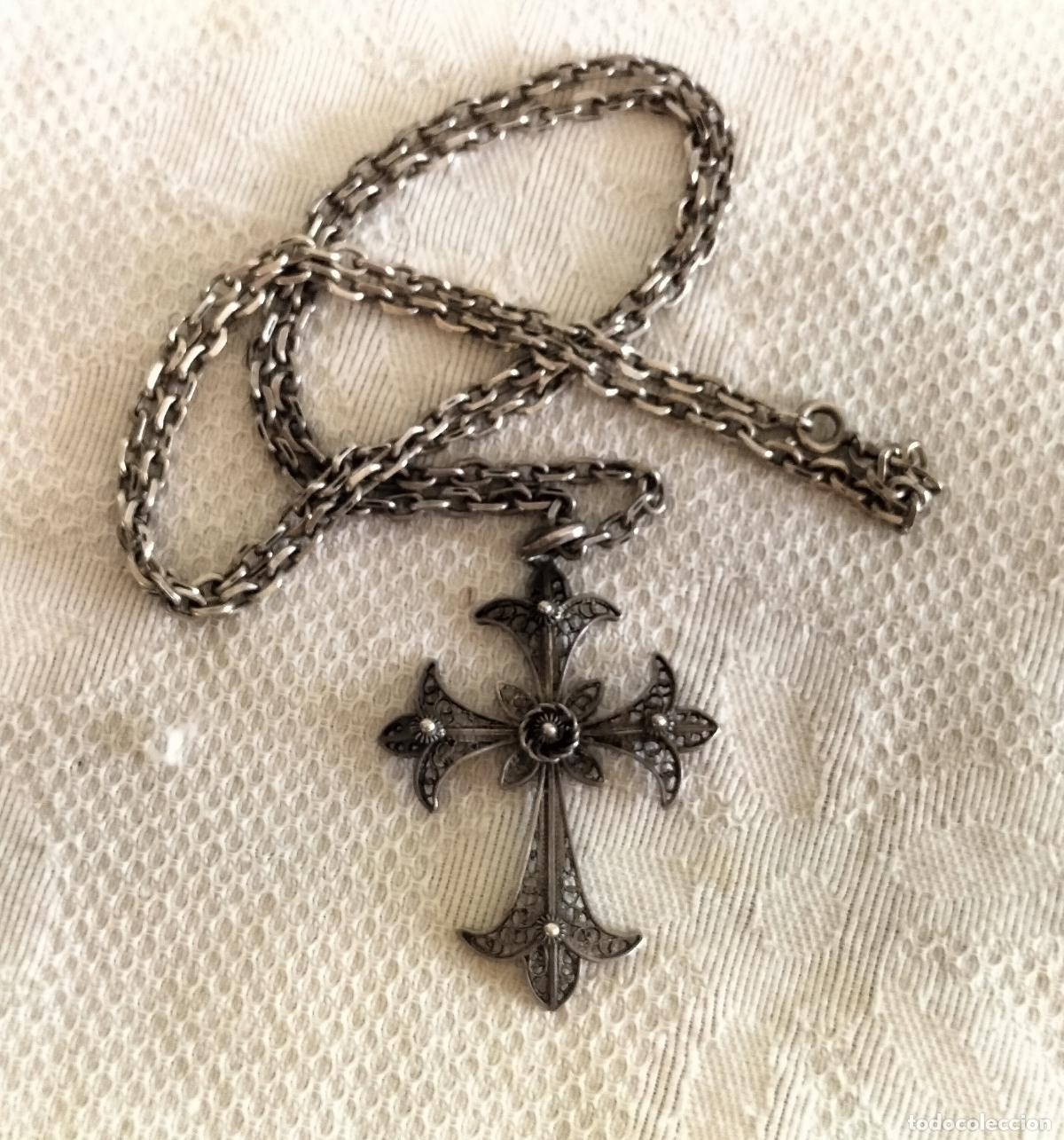 Antig&uuml;edades: CRUZ DE FILIGRANA CON CADENA EN PLATA DE LEY