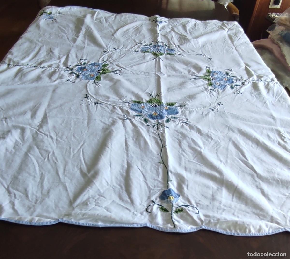 Antig&uuml;edades: ANTIGUO MANTEL DE HILO BLANCO BORDADO A MANO CON FLORES AZULES. 120 x 120 cm.
