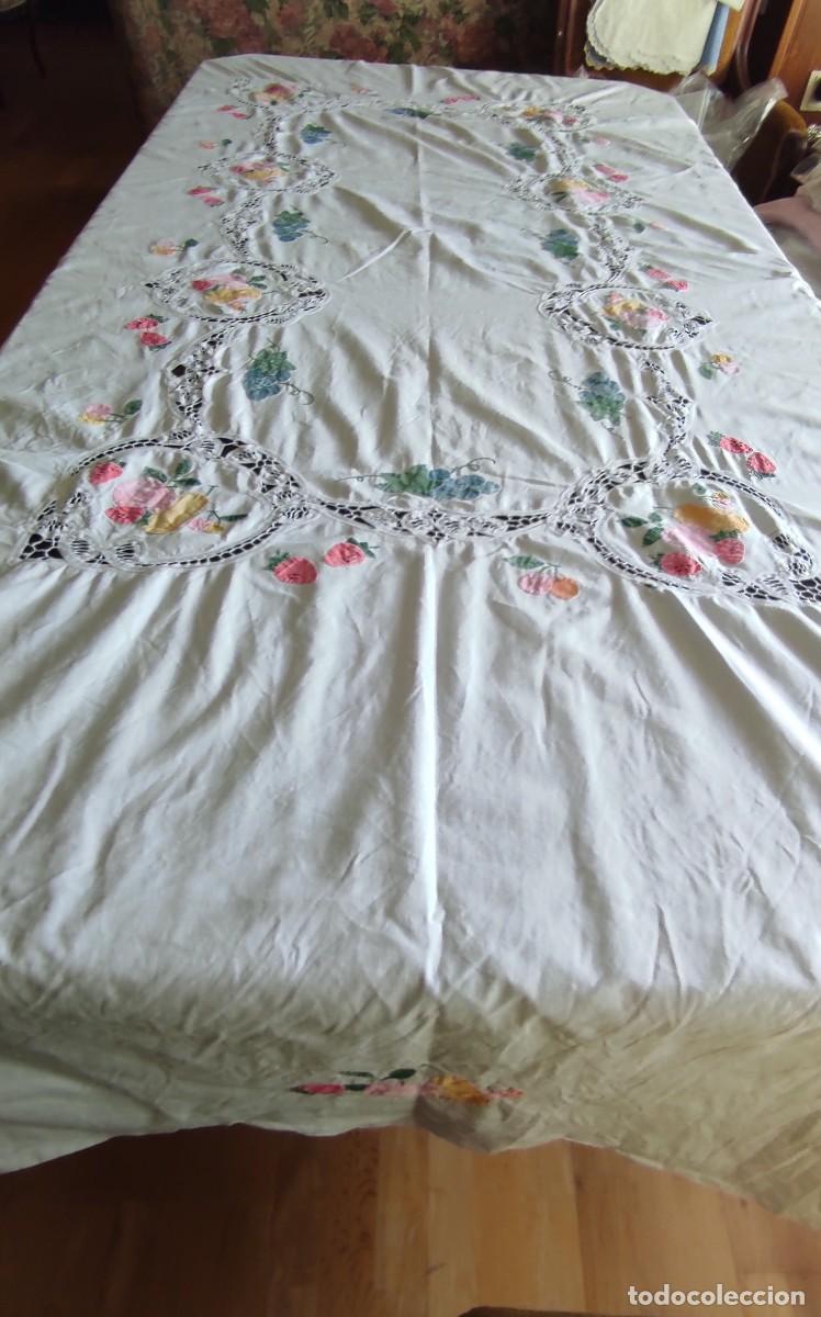 Antig&uuml;edades: GRAN MANTEL ANTIGUO/VINTAGE DEHILO BLANCO CON RICO BORDADO DE FRUTAS, CALADOS Y ENCAJE. 165 x 220 c