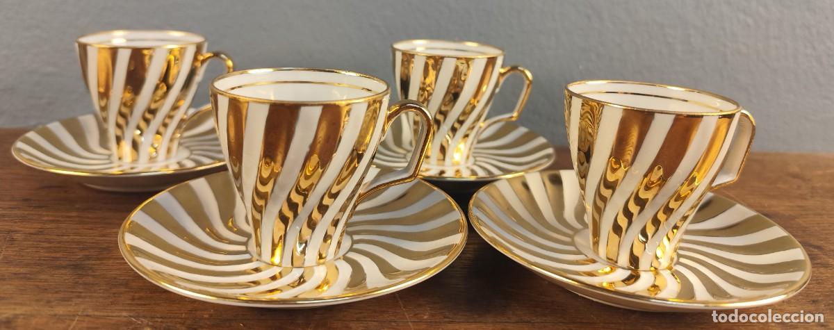 Antig&uuml;edades: Juego de cuatro tazas de caf&eacute; con sus platos, porcelana blanca y dorada