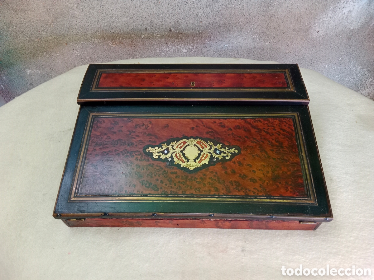 Antig&uuml;edades: Escritorio de Barco de caoba con incrustaciones de Nacar y Bronce.34x25x8 cm...