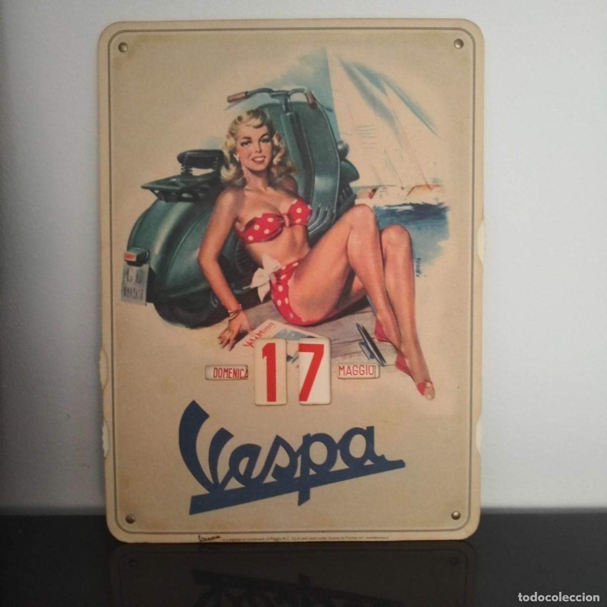 Oggetti Antichi: VESPA, CALENDARIO PERPETUO. PIN UP. ANTIGUO. ITALIA.