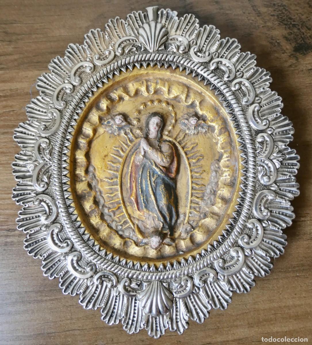 Antiquit&auml;ten: relieve religioso devocional Inmaculada Concepci&oacute;n enmarcada en una moldura de plata repujado