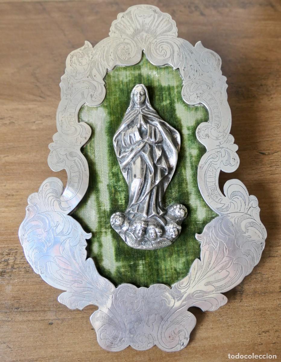 Antiquit&auml;ten: relieve religioso devocional Inmaculada Concepci&oacute;n enmarcada en una moldura de plata calada
