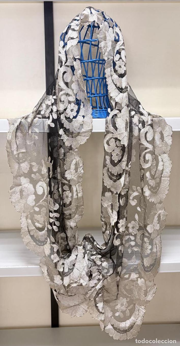 Antig&uuml;edades: MANTILLA NEGRA Y GRIS DE ENCAJE BORDADO EN TUL RECTANGULAR. SIGLO XX