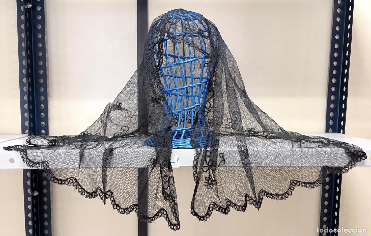 Antig&uuml;edades: MANTILLA NEGRA DE ENCAJE BORDADO EN TUL RECTANGULAR. SIGLO XX