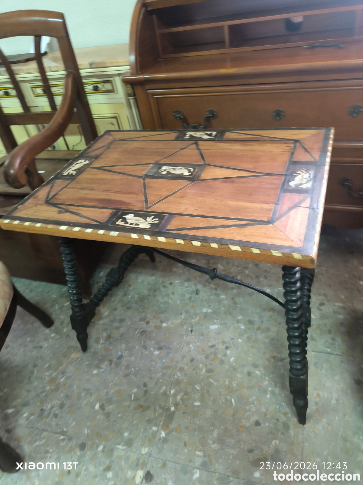 Antig&uuml;edades: Mesa auxiliar con hueso y marqueteria