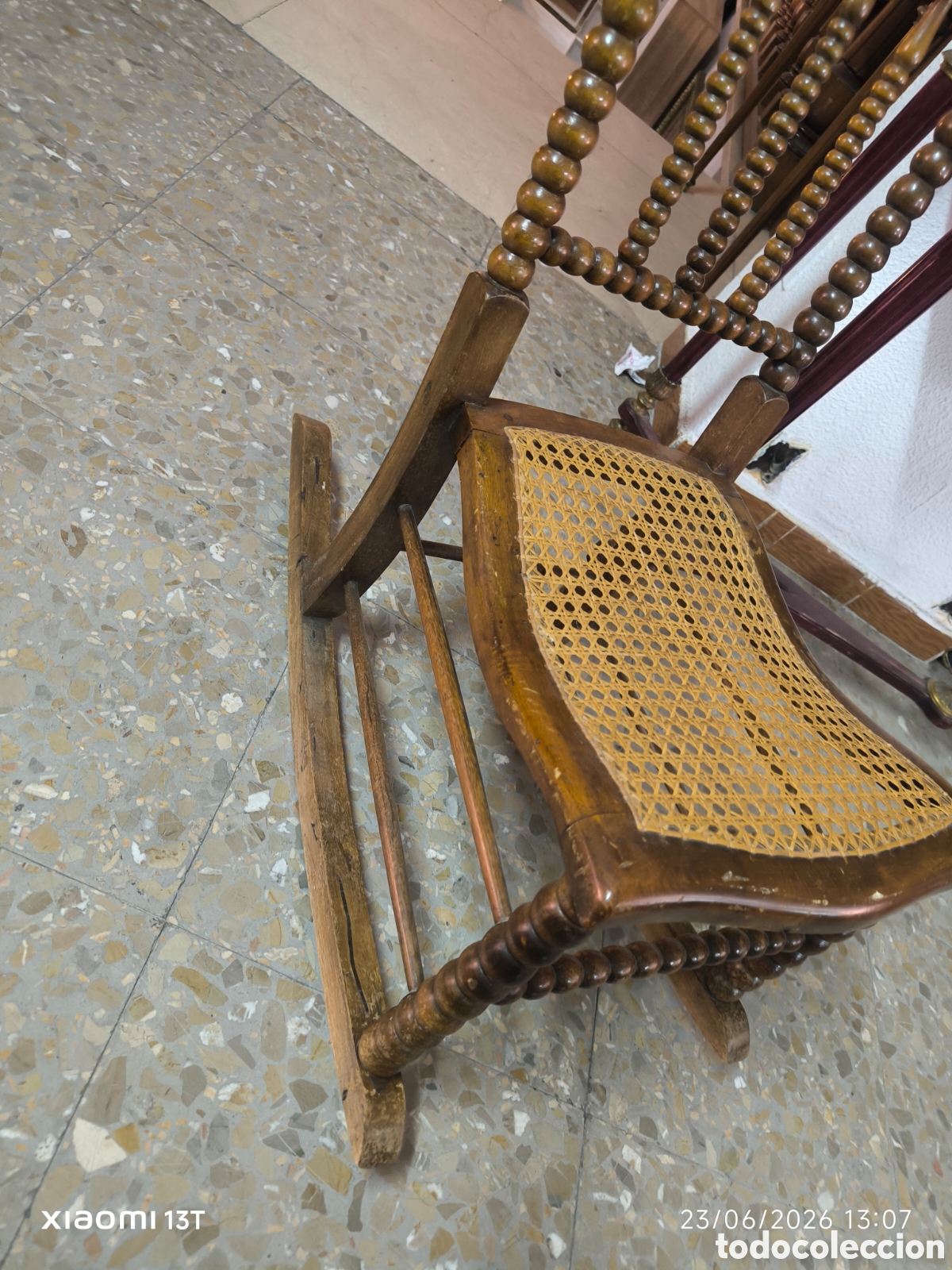 Antig&uuml;edades: Mecedora baja antigua - Foto 3
