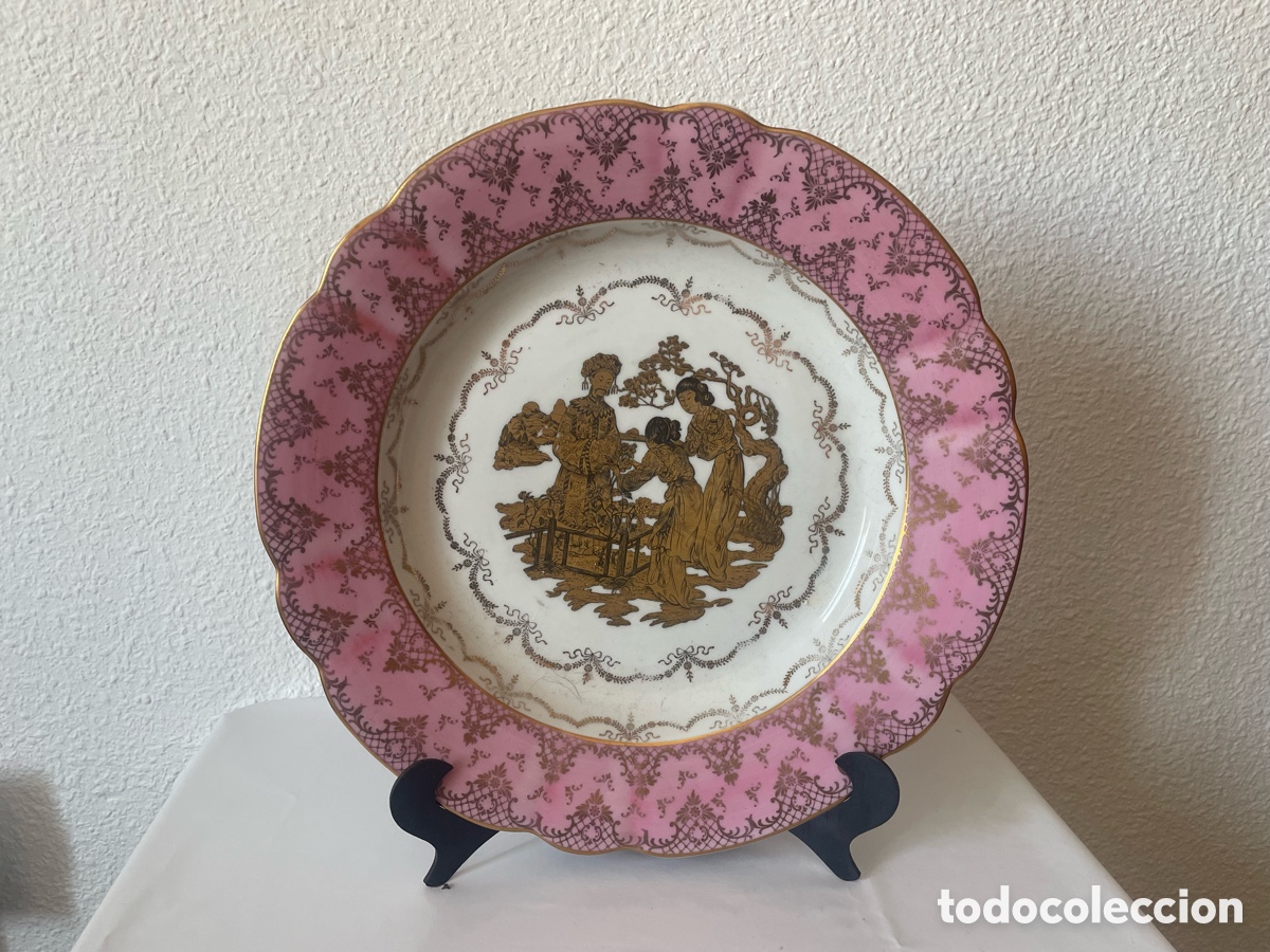 Antiquit&eacute;s: Plato porcelana europea &mdash; fondo rosa y dorado &mdash; escena chinoiserie &mdash; 35 cm