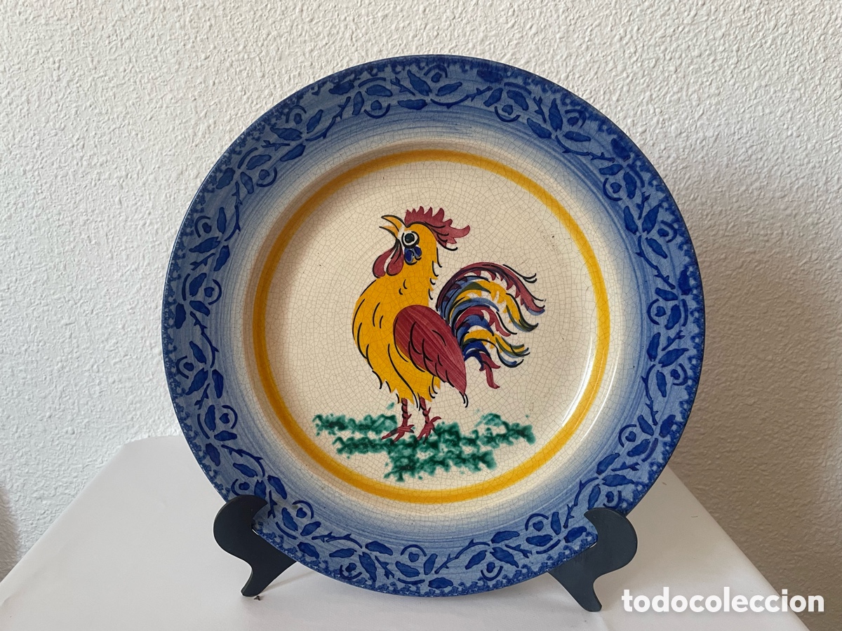 Antiquit&eacute;s: Plato cer&aacute;mica gallo policroma &mdash; ala azul &mdash; craquelado &mdash; 31,5 cm