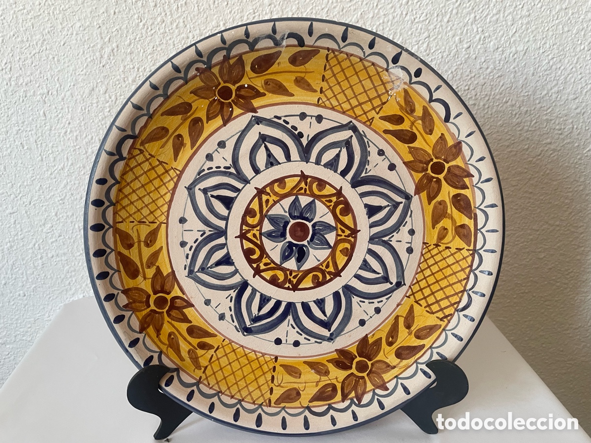Antiquit&eacute;s: Plato barro decorativo pintado a mano &mdash; geom&eacute;trico azul y ocre &mdash; 30,5 cm