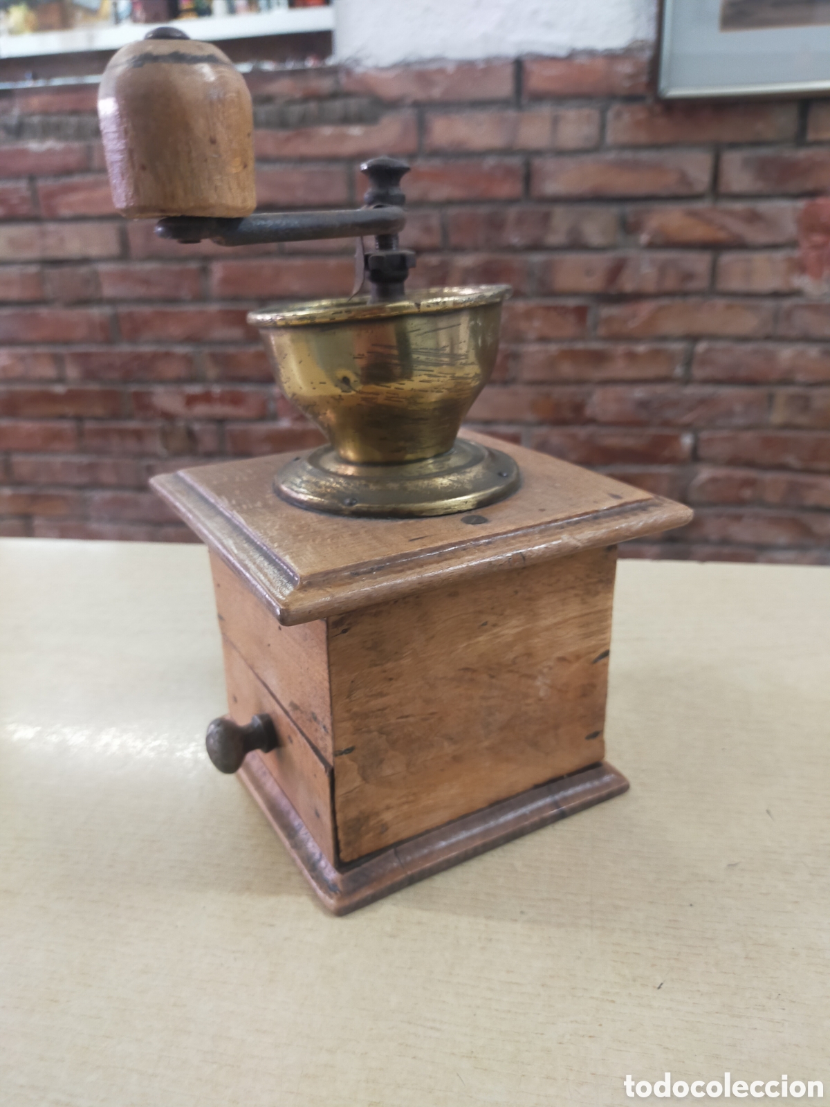 Antig&uuml;edades: Molinillo de caf&eacute; antiguo de madera y lat&oacute;n - Foto 2