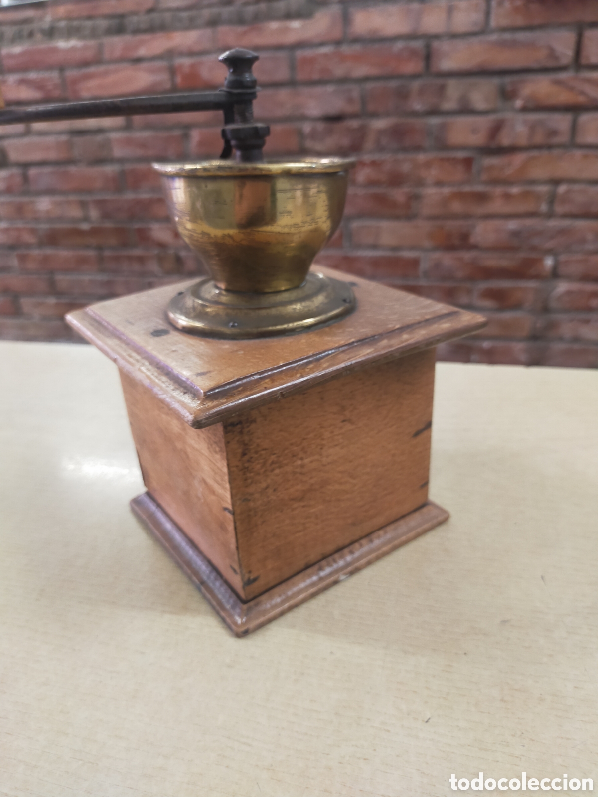 Antig&uuml;edades: Molinillo de caf&eacute; antiguo de madera y lat&oacute;n - Foto 3