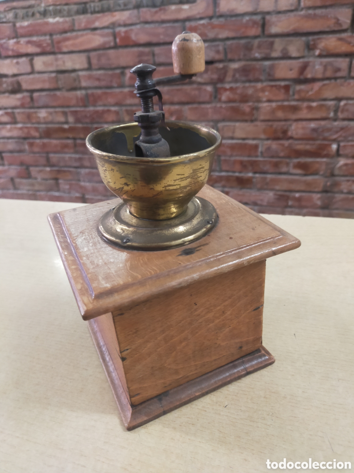 Antig&uuml;edades: Molinillo de caf&eacute; antiguo de madera y lat&oacute;n - Foto 4