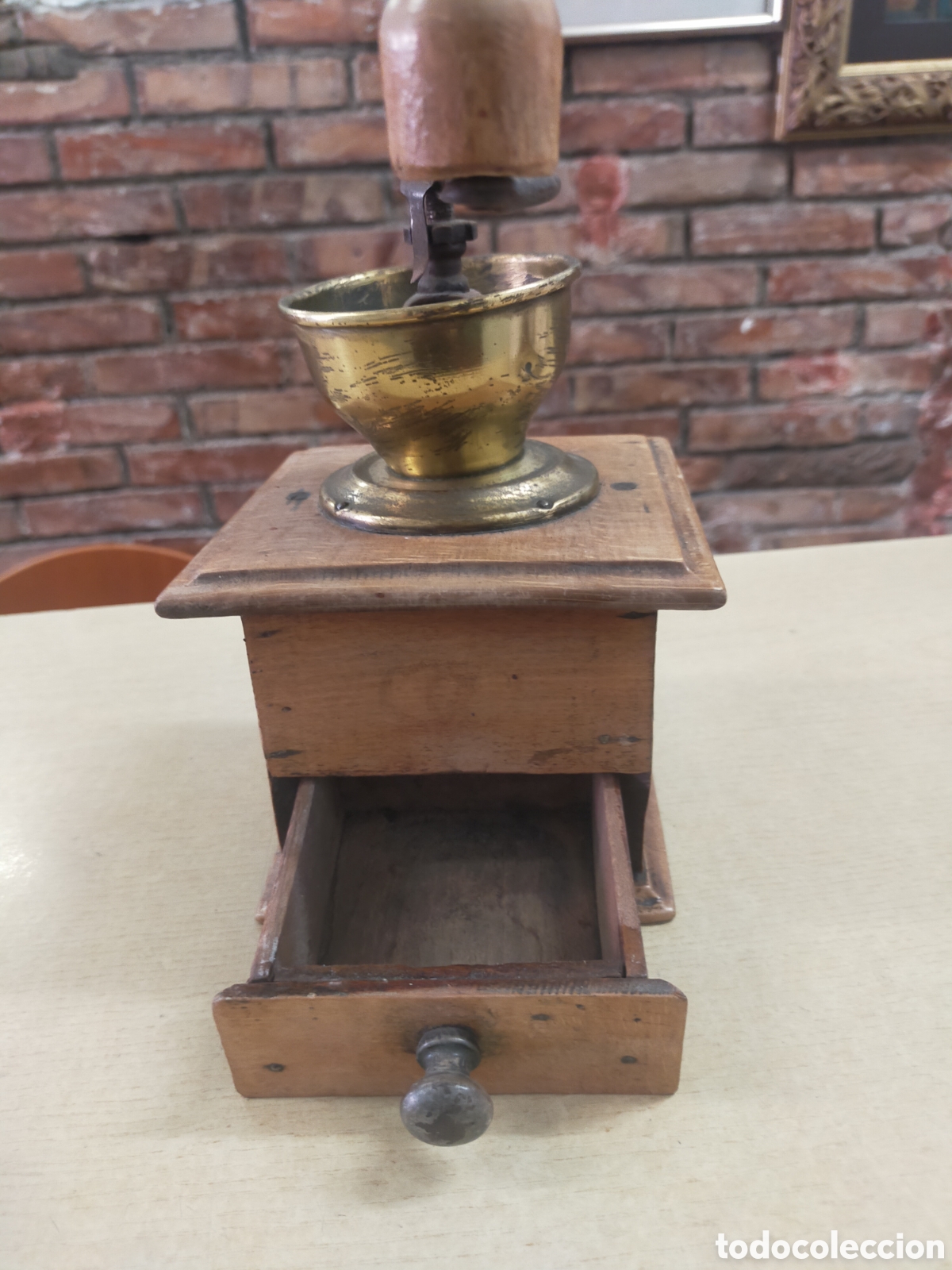 Antig&uuml;edades: Molinillo de caf&eacute; antiguo de madera y lat&oacute;n - Foto 7
