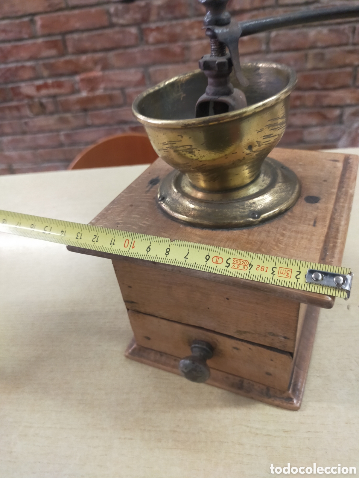 Antig&uuml;edades: Molinillo de caf&eacute; antiguo de madera y lat&oacute;n - Foto 9