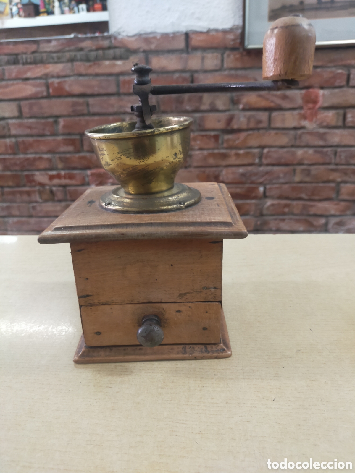 Antig&uuml;edades: Molinillo de caf&eacute; antiguo de madera y lat&oacute;n - Foto 1