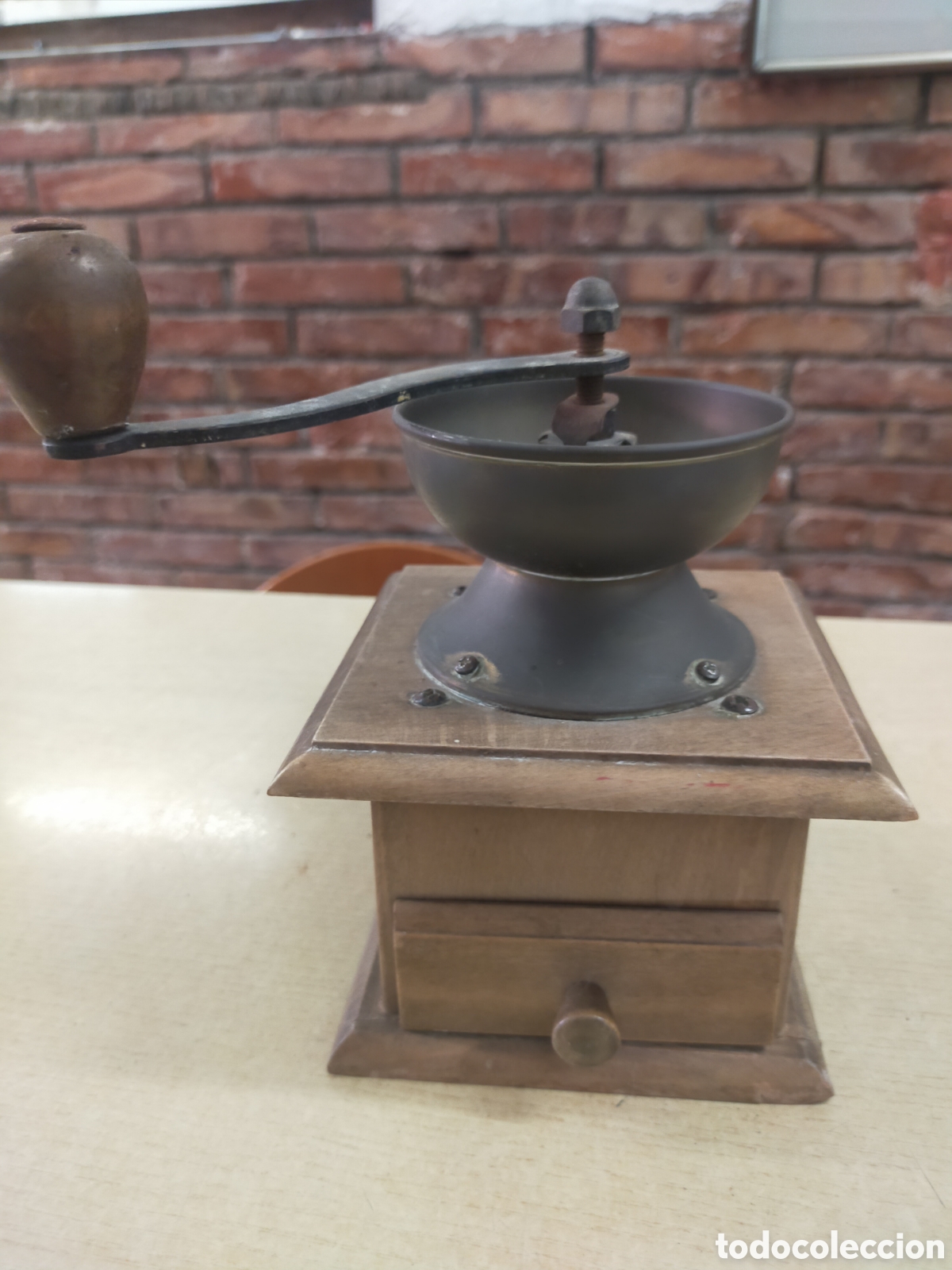 Antig&uuml;edades: Molinillo de caf&eacute; antiguo de madera