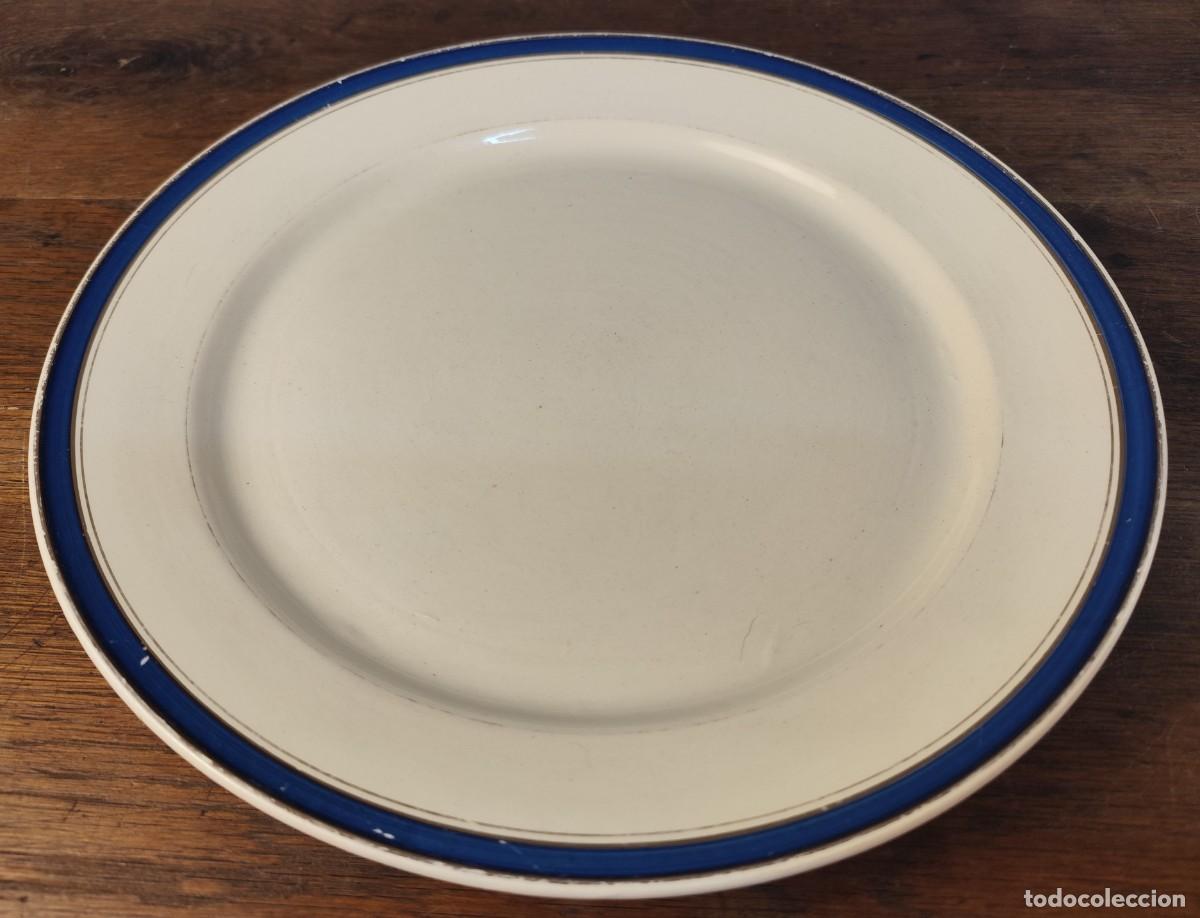 Antig&uuml;edades: Gran plato llano cer&aacute;mico con borde azul y filete dorado