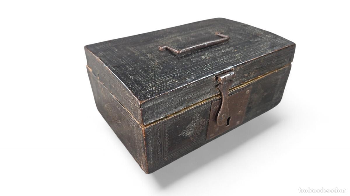 Antig&uuml;edades: Caja. Cuero gofreado. Hierro. &Eacute;poca barroca. Francia. Siglo XVII. 8,5 x18,5 x 12,5 cm.