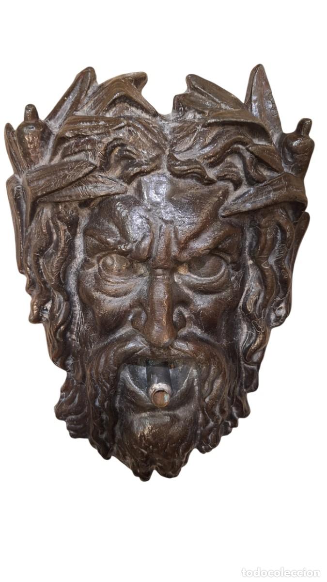 Antig&uuml;edades: Surtidor fuente. M&aacute;scara fuente. Fundici&oacute;n en plomo. 11 kilos. Siglo XX. 38 x 27 x 10 cm.