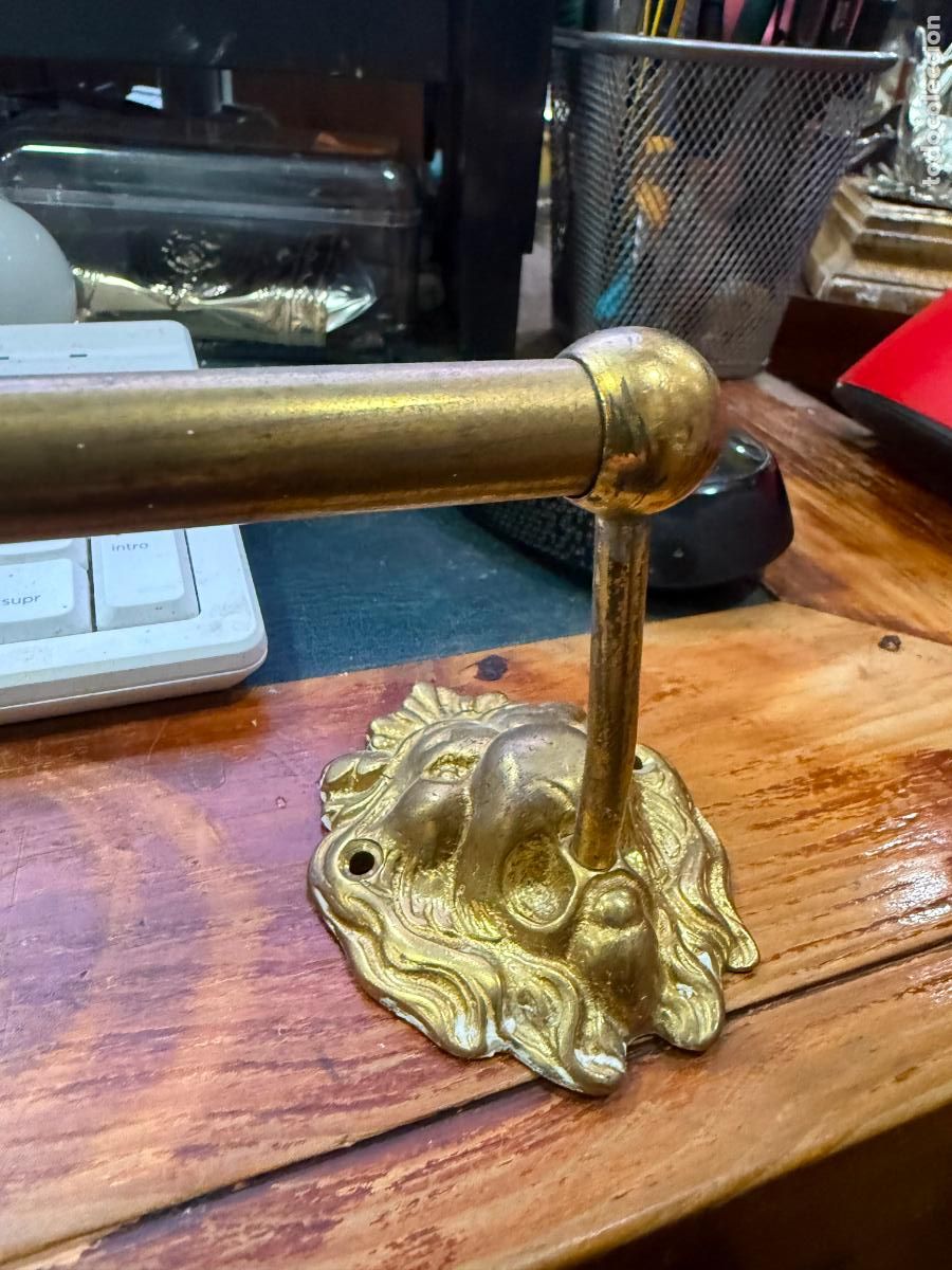 Antiquit&auml;ten: PRECIOSO TOALLERO DE METAL CON CABEZAS DE LEONES EN RELIEVE - MEDIDA 57 CM