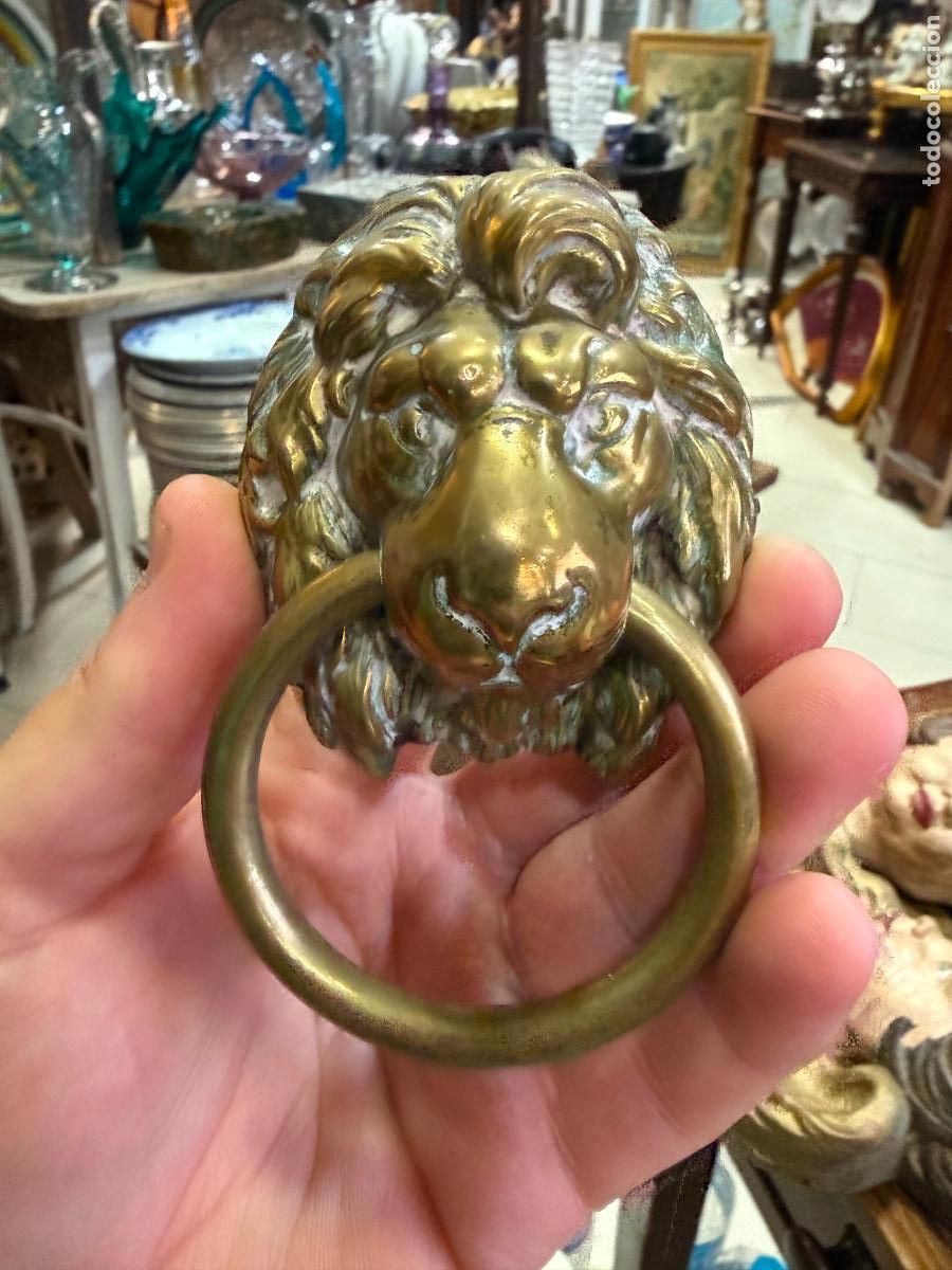 Antig&uuml;edades: TIRADOR DE METAL EN RELIEVE CON CABEZA DE LEON - MEDIDA TOTAL 11X7 CM