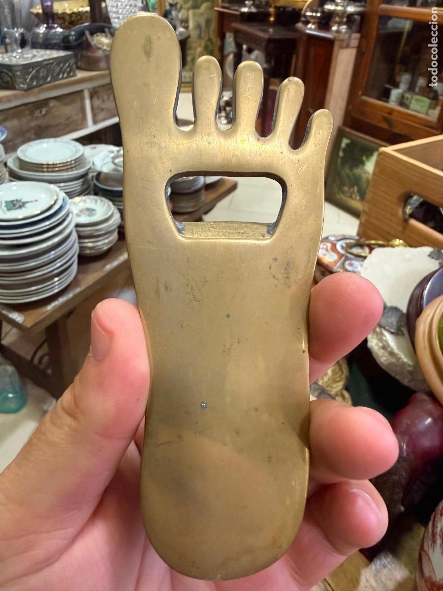 Antig&uuml;edades: ABRIDOR DE BRONCE EN FORMA DE PIE - MEDIDA 13,5 CM