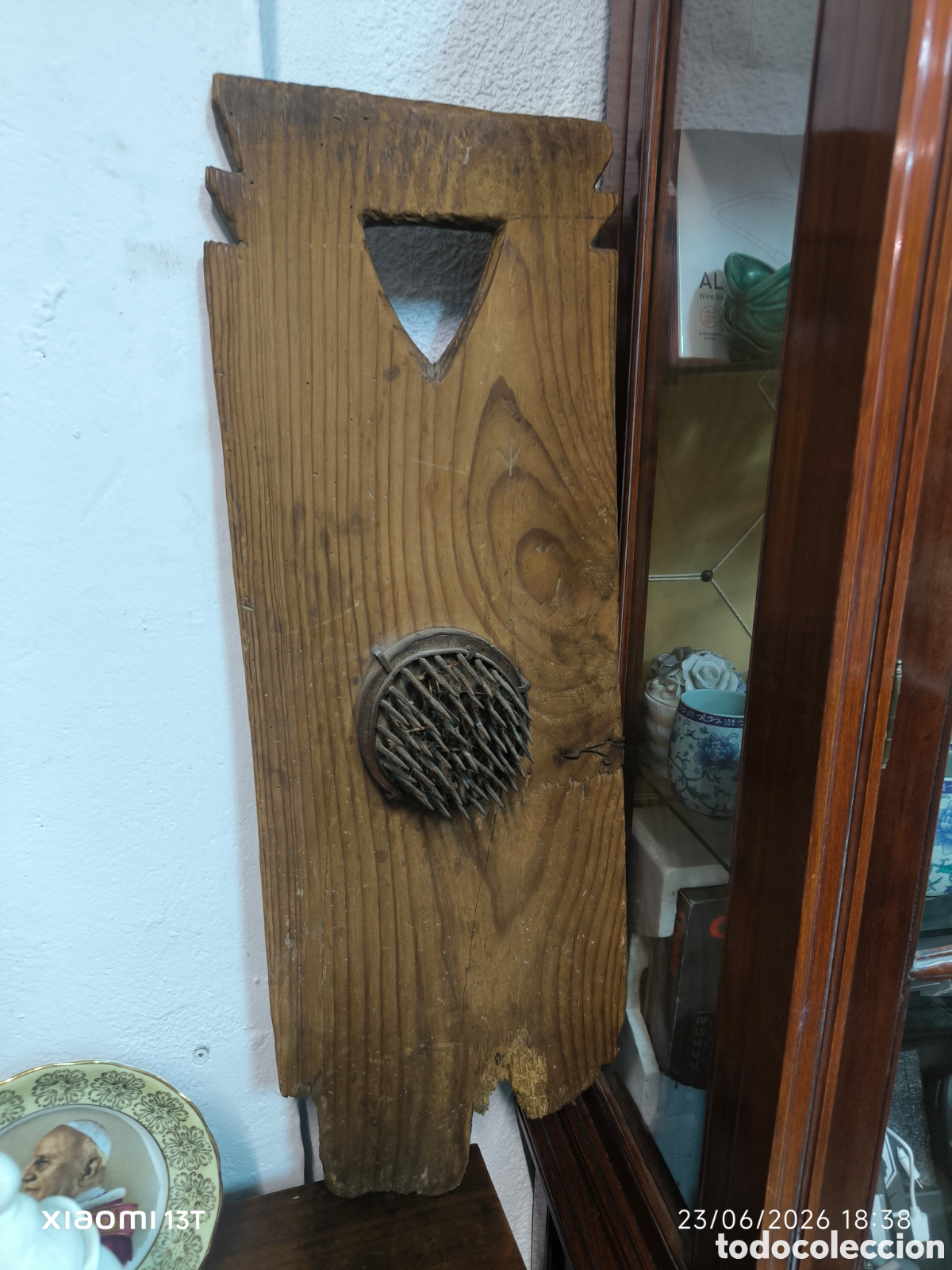 Antig&uuml;edades: Cardadera sobre madera