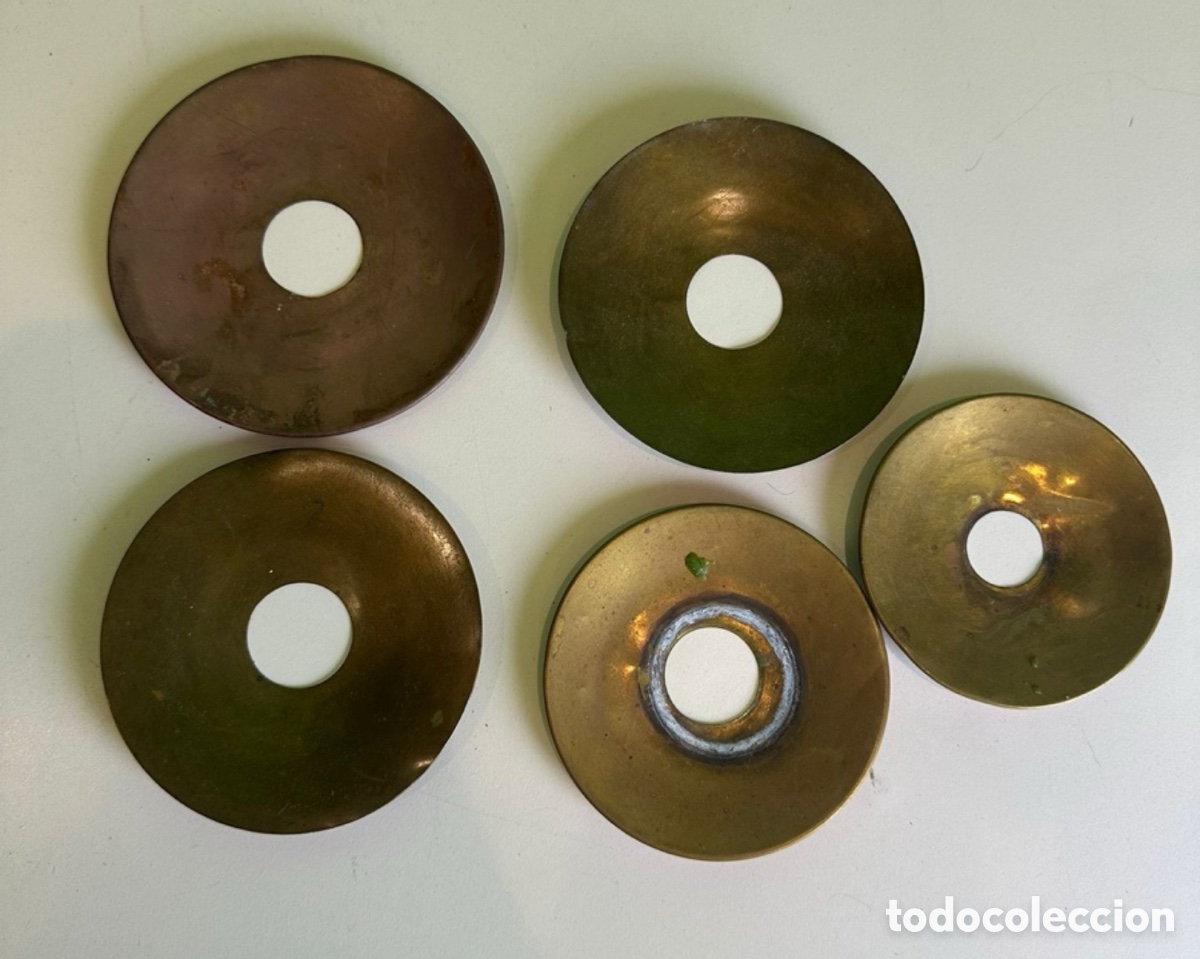 Antig&uuml;edades: LOTE DE 5 ANTIGUOS PLATILLOS RECOGE CERA DE LAT&Oacute;N PARA CANDELABROS DE ALTAR &ndash; SIGLO XIX-XX