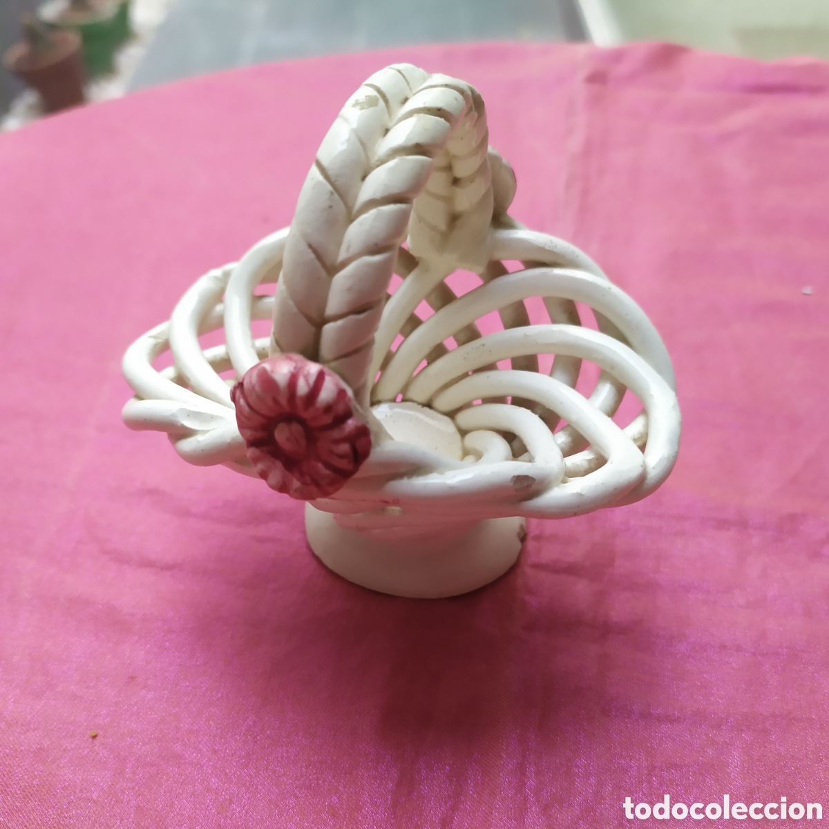 Antiguidades: Canasta en miniatura de porcelana, mide 9 cm de altura