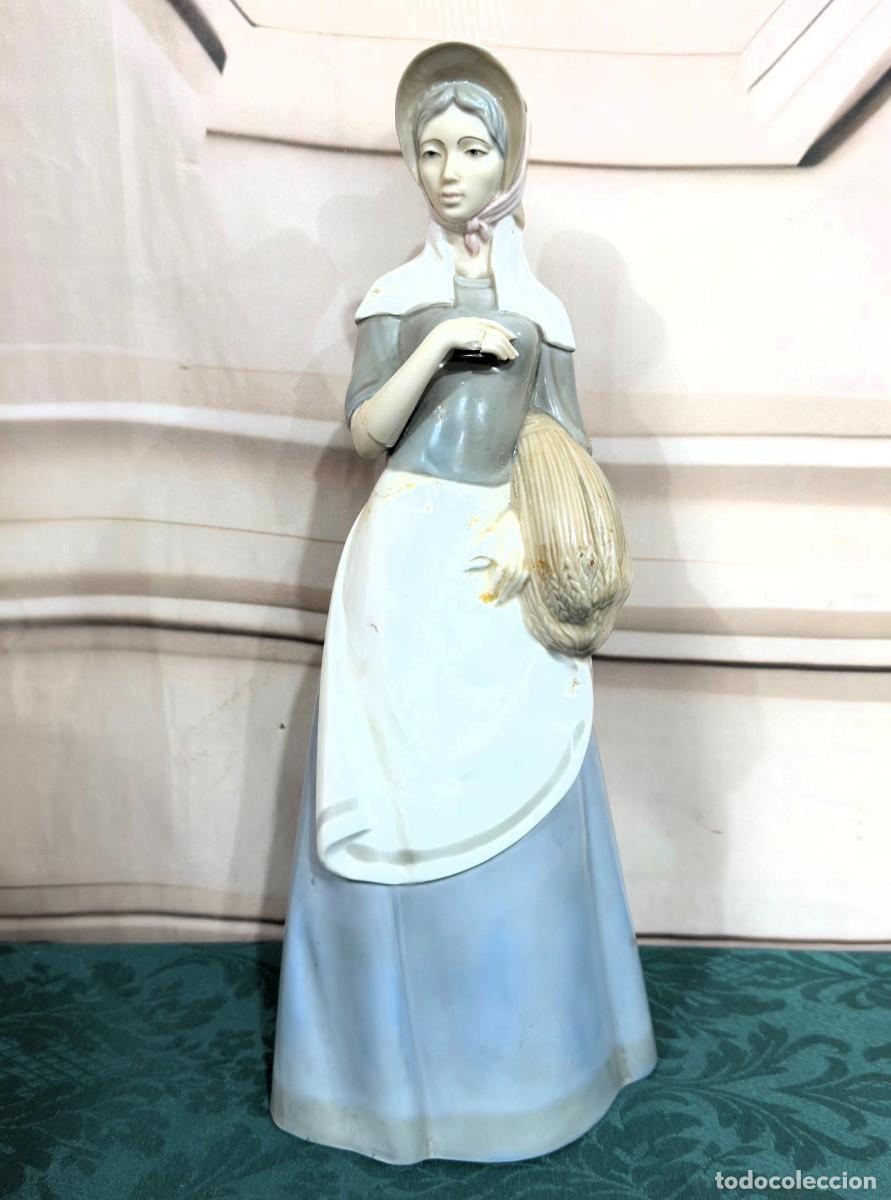 Antiguidades: Figura de porcelana vintage es una creaci&oacute;n de Miquel Requena