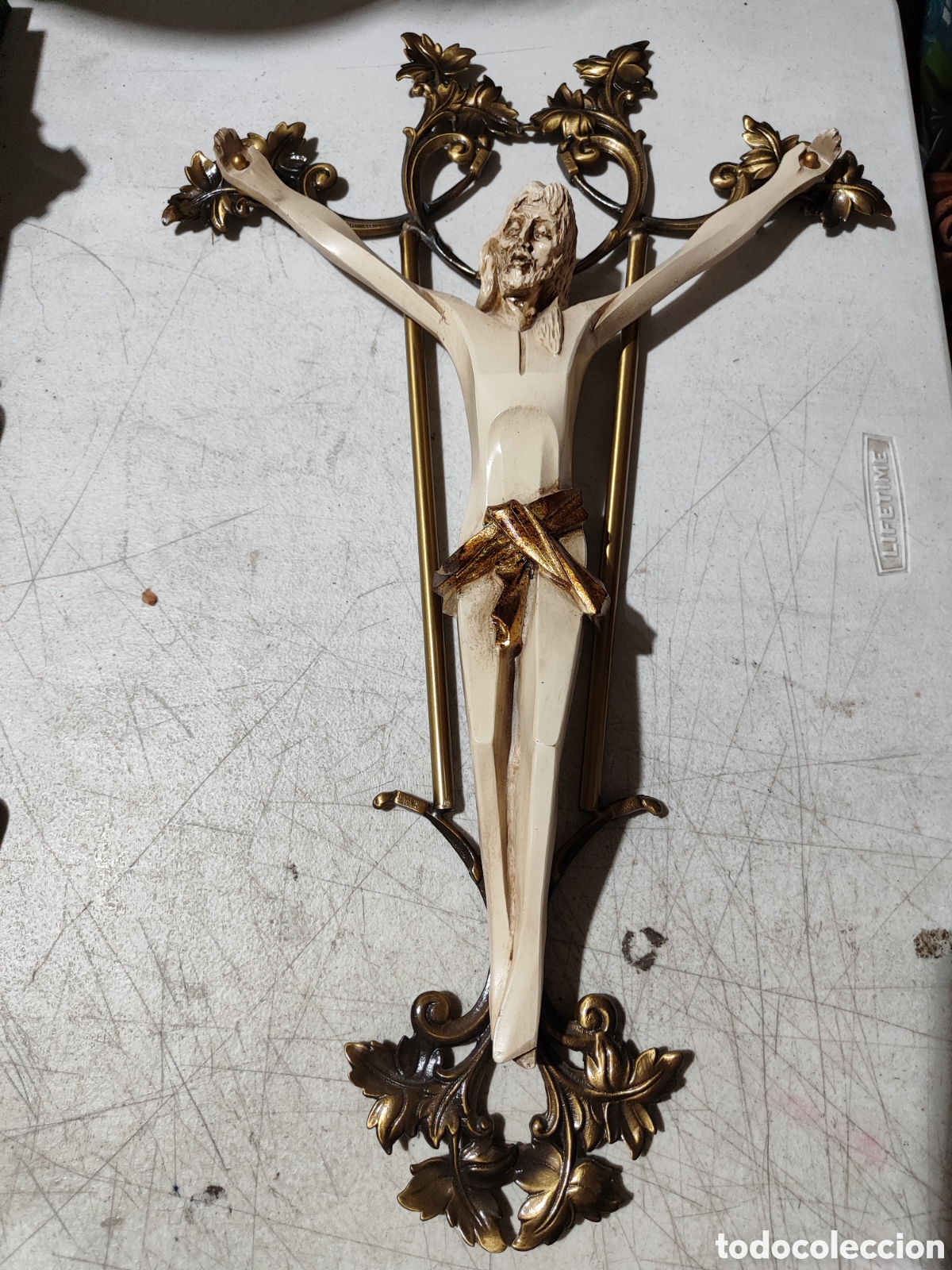 Antig&uuml;edades: Curioso crucifijo sobre Cruz ornamentada de hojas y Cristo tallado en madera