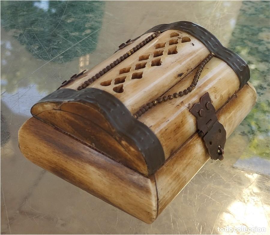 Antig&uuml;edades: ARTESANIA CAJA JOYERO DE HUESO TALLADO MIDE 9/7/4.50 CM