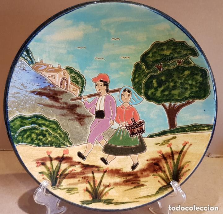 Antig&uuml;edades: PLATO CER&Aacute;MICA VIDRIADA ESMALTADA | ESCENA CAMPESINA | 28,5 CM &Oslash; | PERFECTO ESTADO