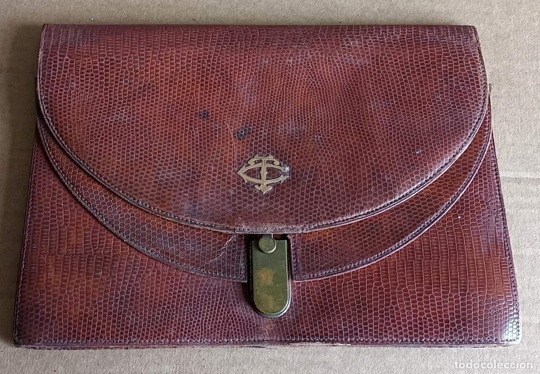 Antig&uuml;edades: Cartera o bolso de cuero marr&oacute;n imitando piel de serpiente ex&oacute;tica - iniciales de lat&oacute;n TC