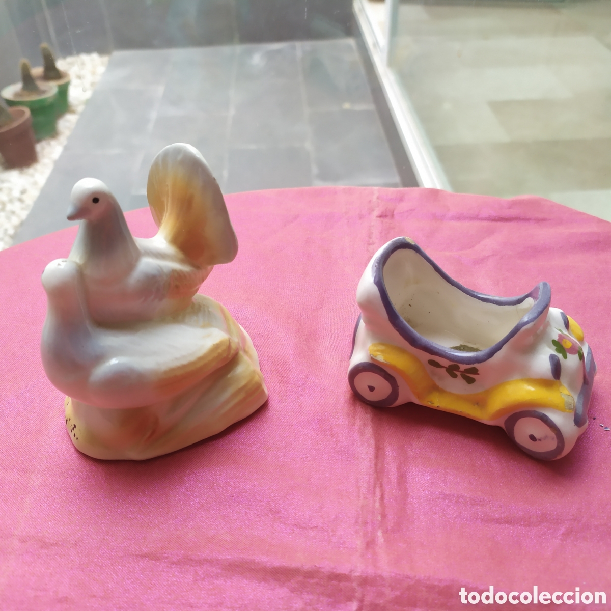 Antig&uuml;edades: Juego 2 miniaturas de cer&aacute;mica, la m&aacute;s alta mide 9 cm de altura. Los de las fotos y en el estado que