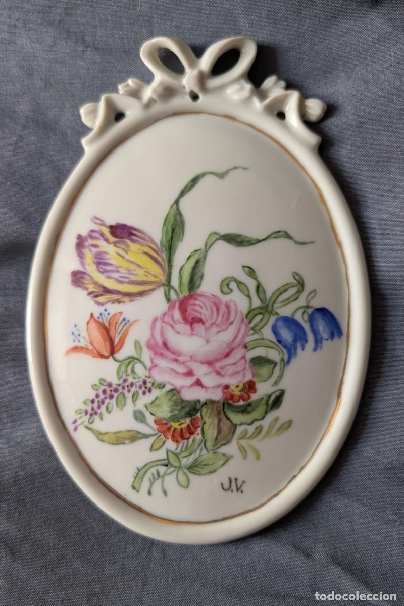 Antig&uuml;edades: Antiguo Medall&oacute;n Mural de Porcelana con Motivo Floral &ndash; Placa Decorativa Oval Firmada J.V.