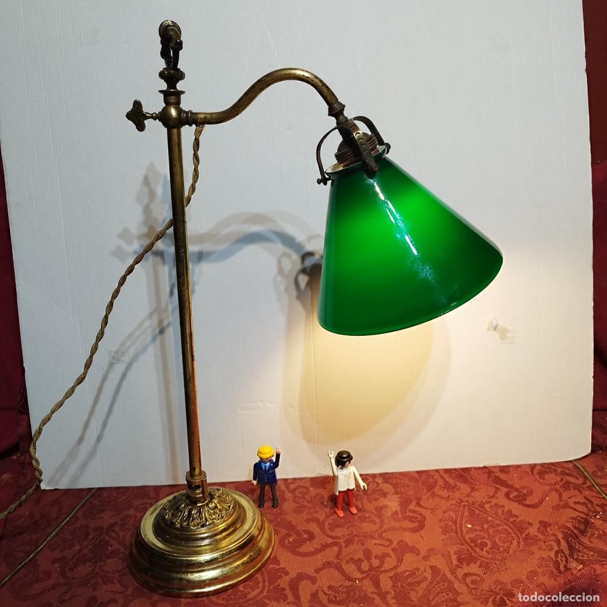 Antig&uuml;edades: LAMPARA SOBREMESA DESPACHO - REGULABLE EN ALTURA - PANTALLA CRISTAL OPALINA COLOR VERDE -