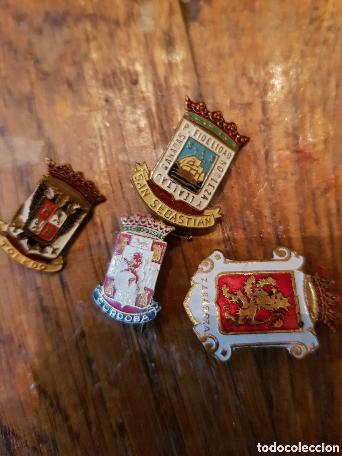 Antig&uuml;edades: LOTE DE 4 ANTIGUAS INSIGNIAS ESMALTADAS
