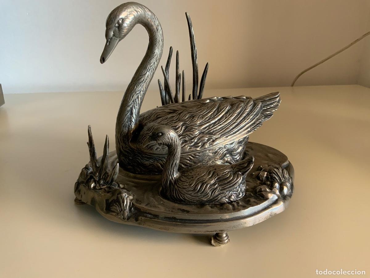 Antig&uuml;edades: Figura de cisne en peltre, firmada S.Agudo