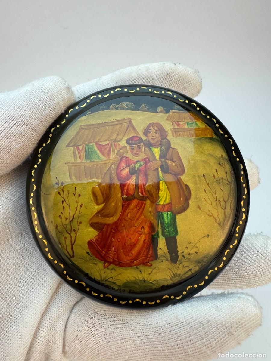Antig&uuml;edades: Caja rusa de laca vintage pintada a mano con una escena folcl&oacute;rica de una pareja