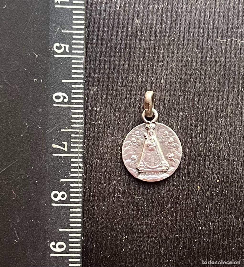 Antig&uuml;edades: ANTIGUA MEDALLA PLATA VIRGEN DE MONTSERRAT CON &Aacute;NGELES 15 mm. x 13 mm.