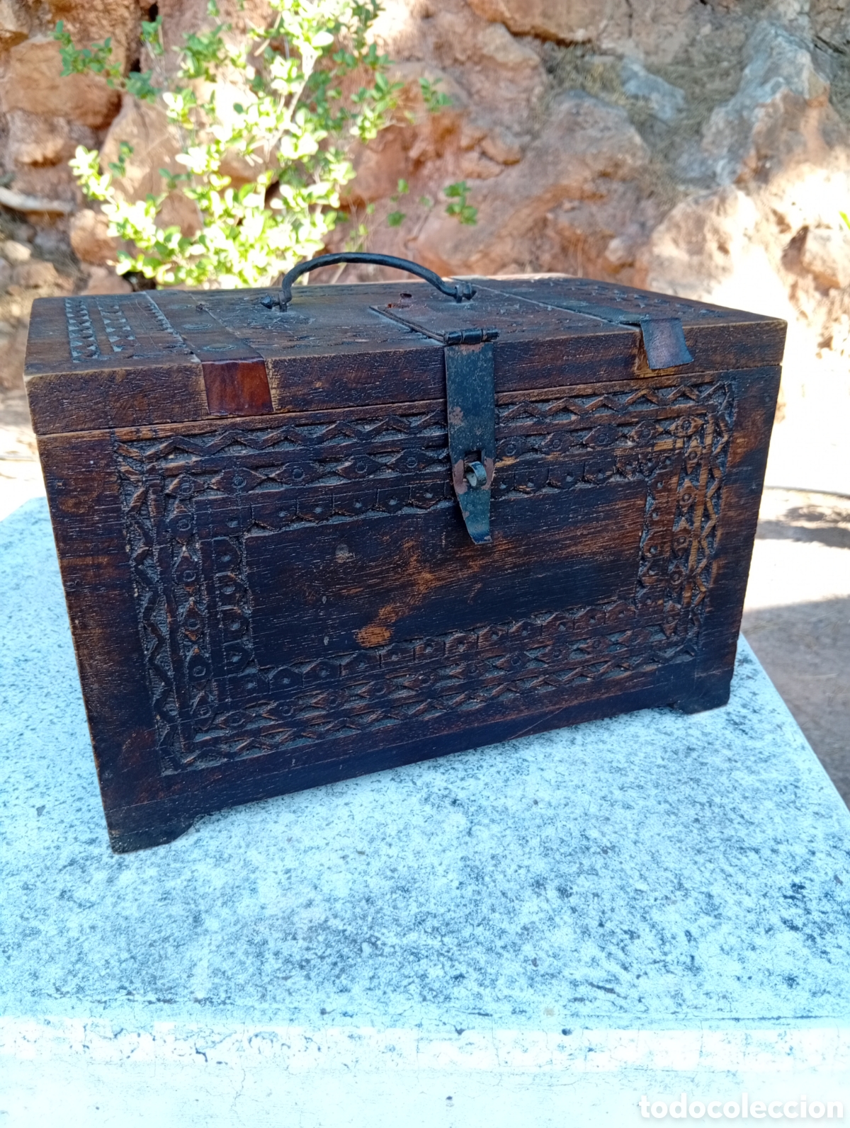 Antig&uuml;edades: Caja de madera tallada con motivos geom&eacute;tricos ,