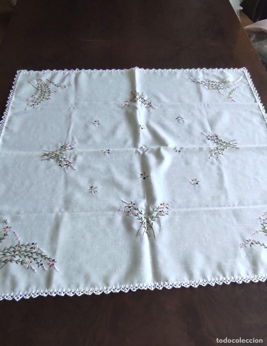 Antig&uuml;edades: BONITO MANTELITO / TAPETE DE T&Eacute; VINTAGE BORDADO A MANO CON PUNTILLA DE GANCHILLO - 70x70 cm