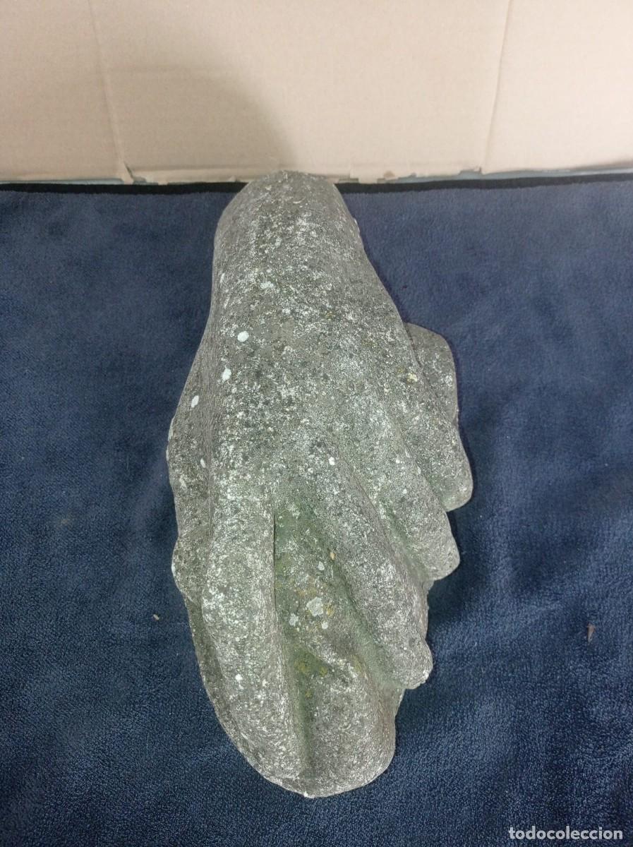 Antig&uuml;edades: Una escultura de mano humana con los dedos flexionados