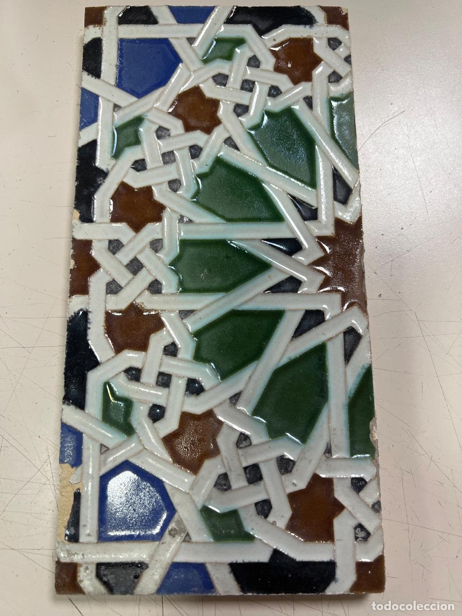 Antig&uuml;edades: AZULEJO CER&Aacute;MICO. MENSAQUE RODR&Iacute;GUEZ. SEVILLA. TRIANA. 27,5 X 13,5 X 1,1 CM.