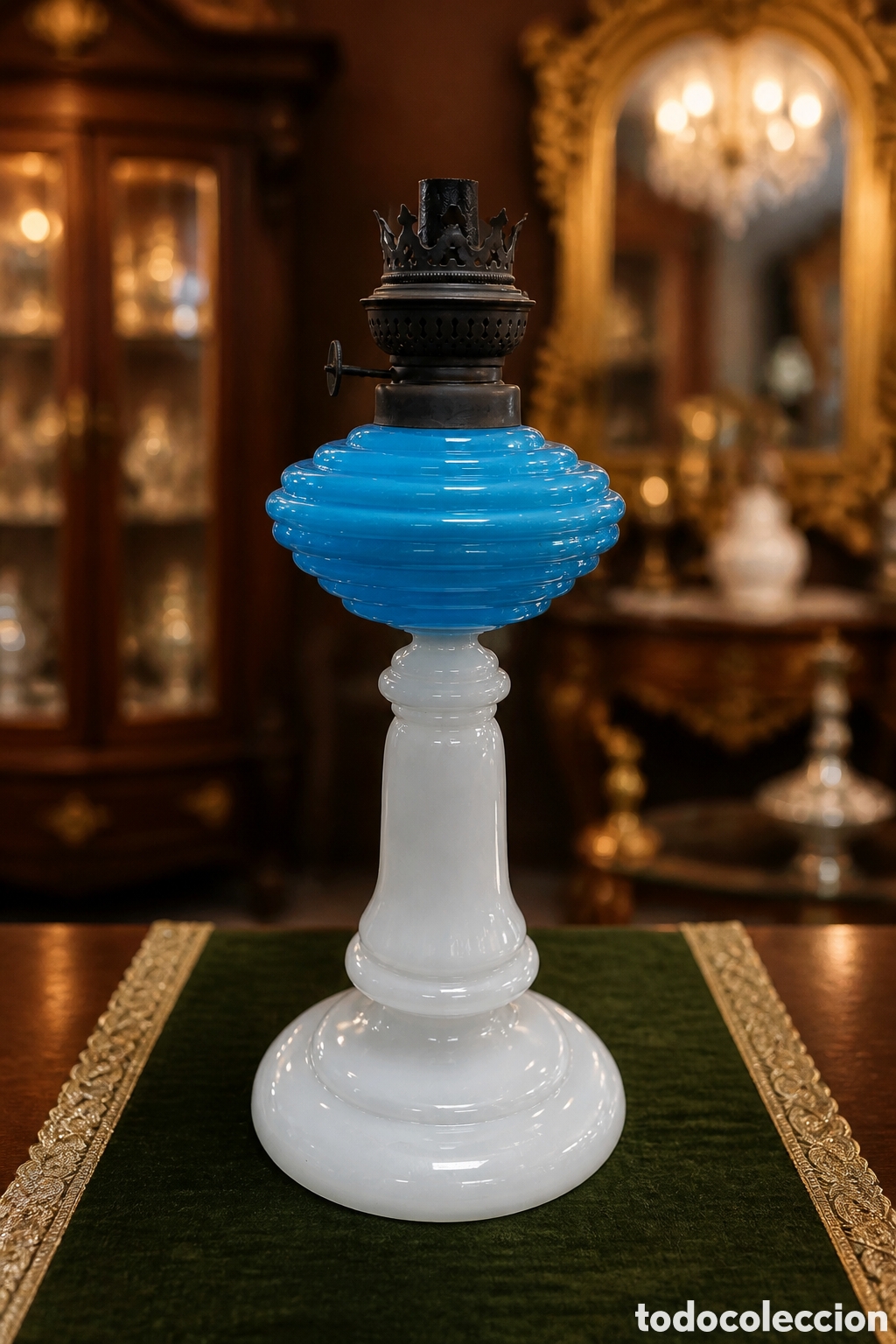 Antig&uuml;edades: Antiguo quinqu&eacute; opalina blanco y azul Kosmos Brenner de finales del siglo XIX,